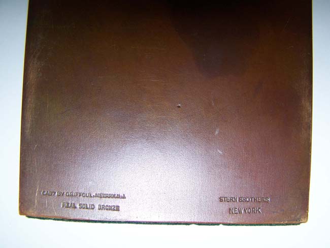 An exceptionally fine pair of solid bronze Antique Bookends circa 1915 depicting Washington and Lincoln. — image 4